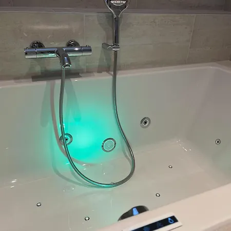 Luxe Gelijkvloerse Voor 2 Met Jetstreambad En Ruime Inloopdouche Met Infrarood In Vijlen, Zuid-limburg *